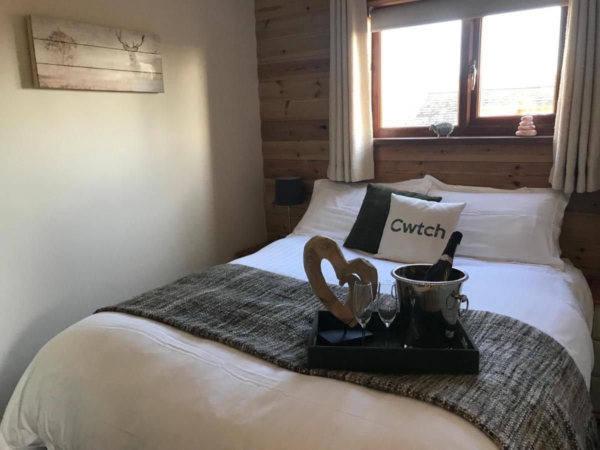 Swansea Log Cabin Pontardawe Luaran gambar